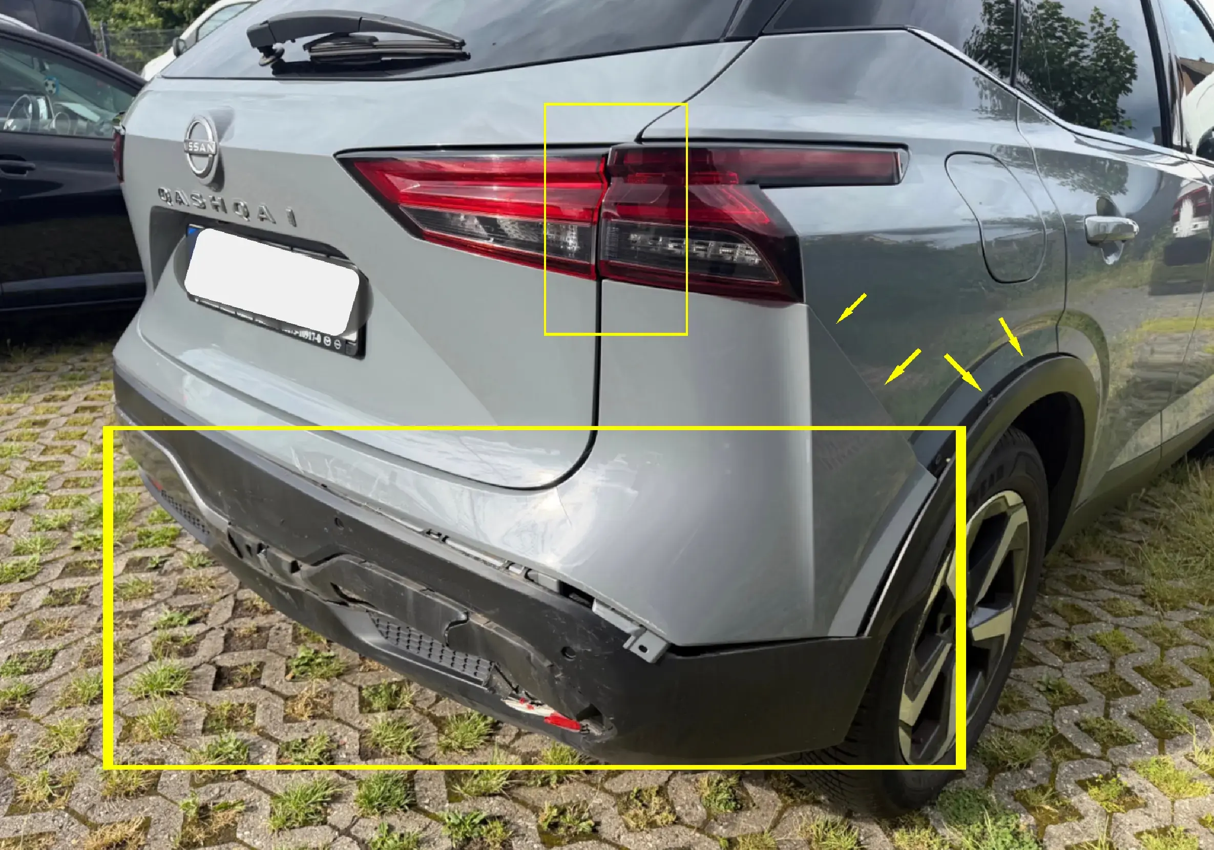 Nissan Qashqai mit umfangreicherem Unfallschaden am Heck und an der rechten Fahrzeugseite