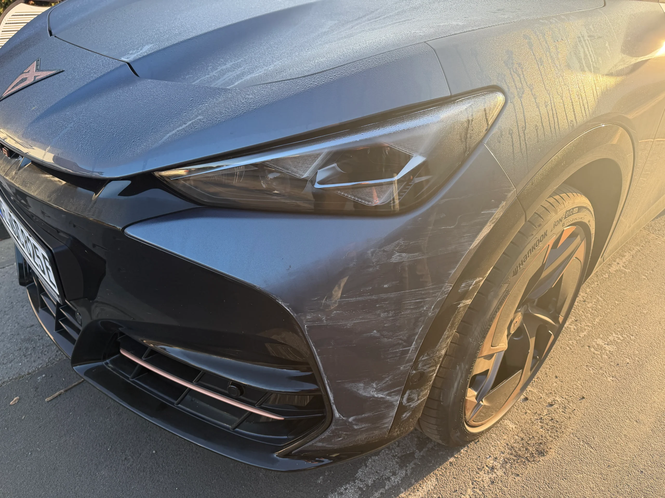 Unfallschaden an einem CUPRA Tavascan Elektrofahrzeug