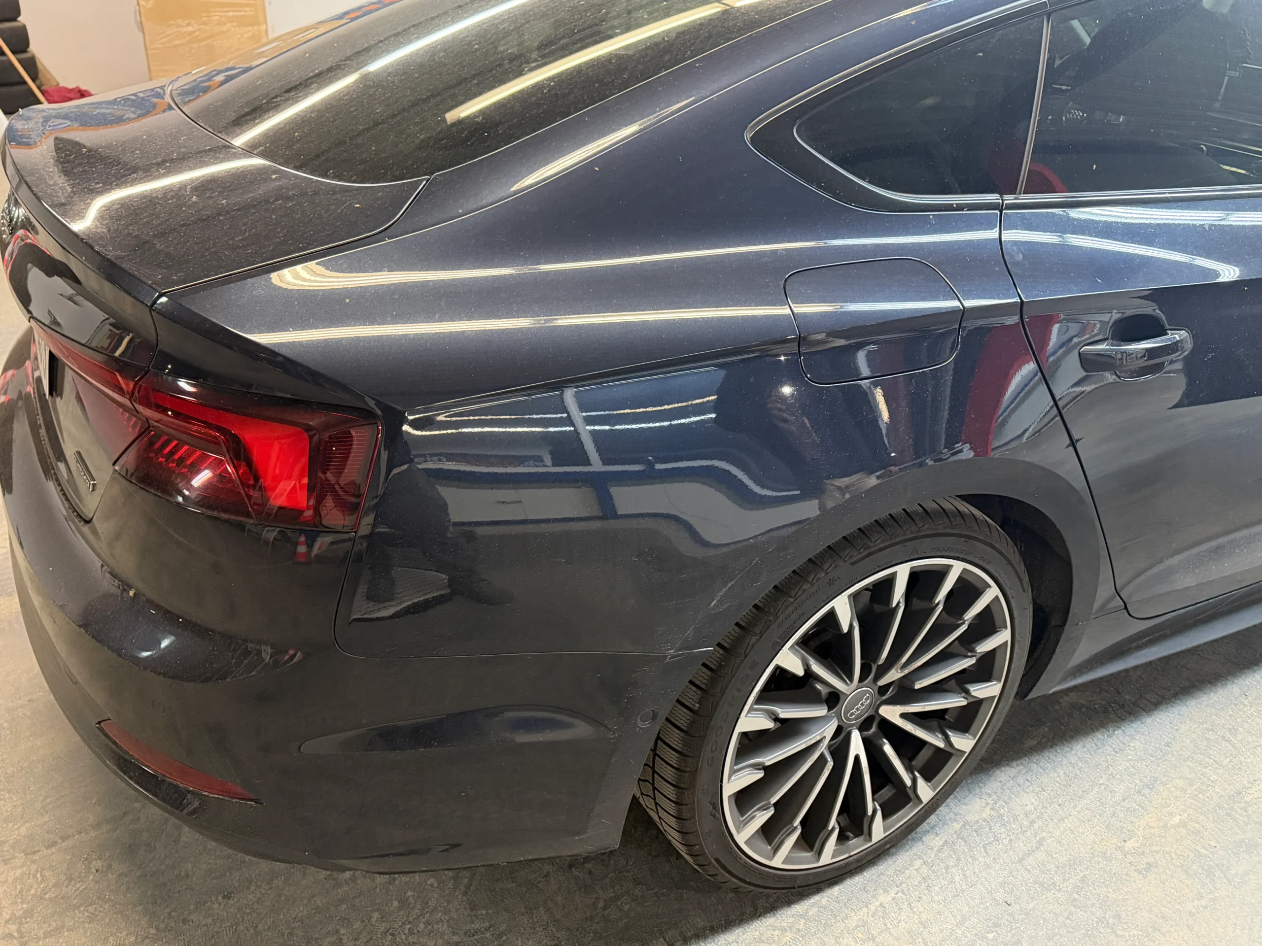 Leichter sichtbarer Unfallschaden an einem Audi A5