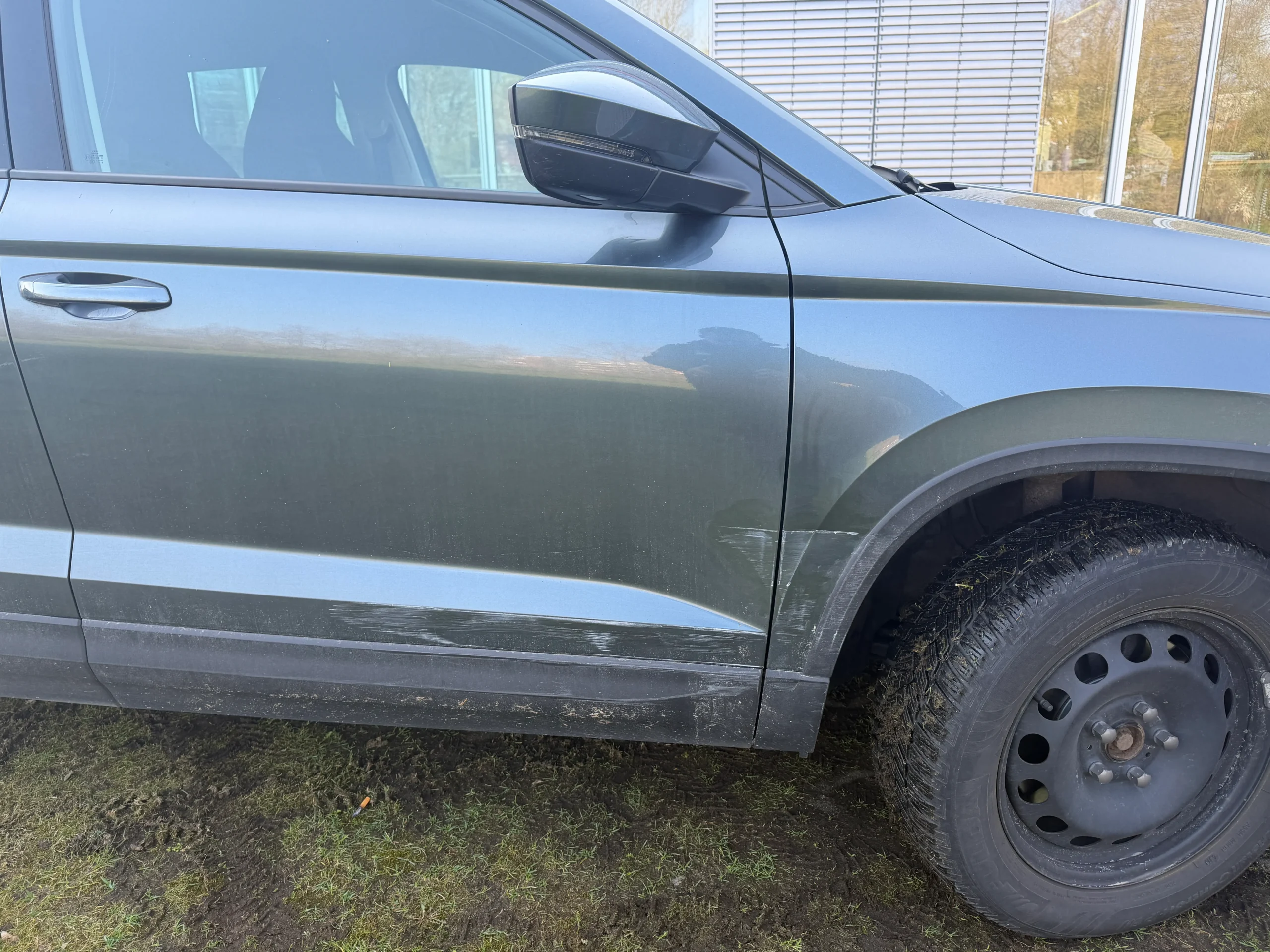 Unfallschaden an einem Skoda Karoq mit angeschlagenem Rad