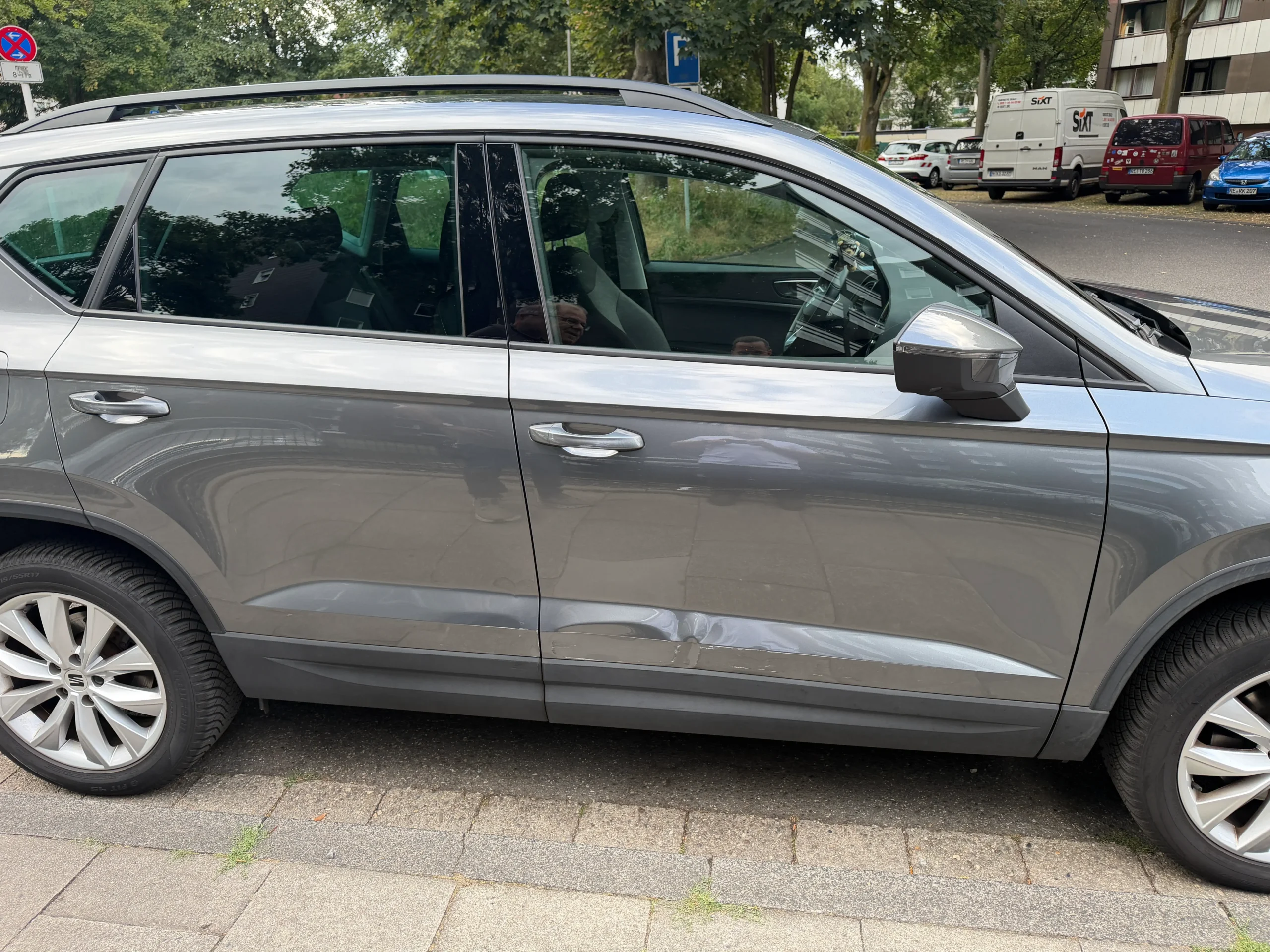 Seitenschaden an einem SEAT Ateca mit betroffenen Türen